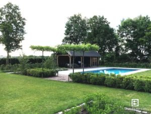 Luxe tuinen met zwembad en poolhouse