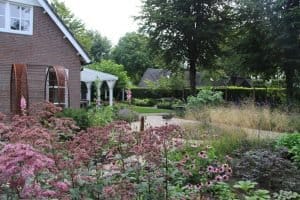 Tuinarchitect - Buro Buitenlust ontwerpt sfeervolle tuinen met een natuurlijke uitstraling. Unieke en persoonlijke tuinen die elk jaar mooier worden.