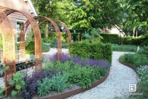 Modern-klassiek landelijke tuin met cortenstaal