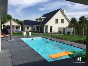 Wellnes tuinontwerp met zwembad en modern poolhouse