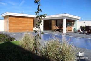 Zwembad met modern poolhouse