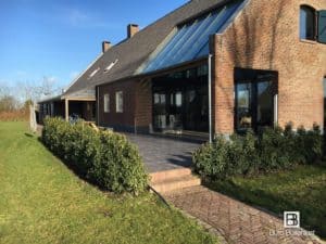 Landelijke tuin met zwembad en poolhouse bij deze woonboerderij in Tilburg