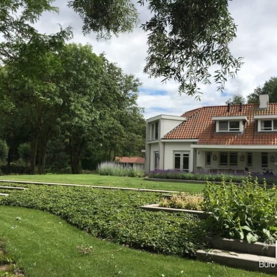 Betonelementen in een beplanting met natuurlijke uitstraling