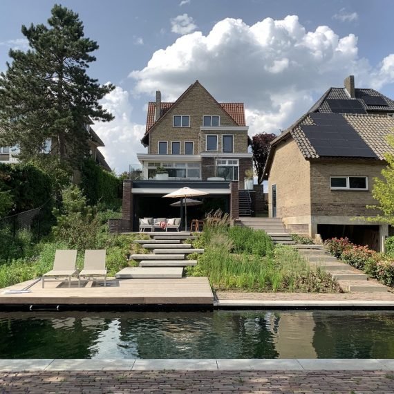 Zwemvijver bij klassieke villa Roermond
