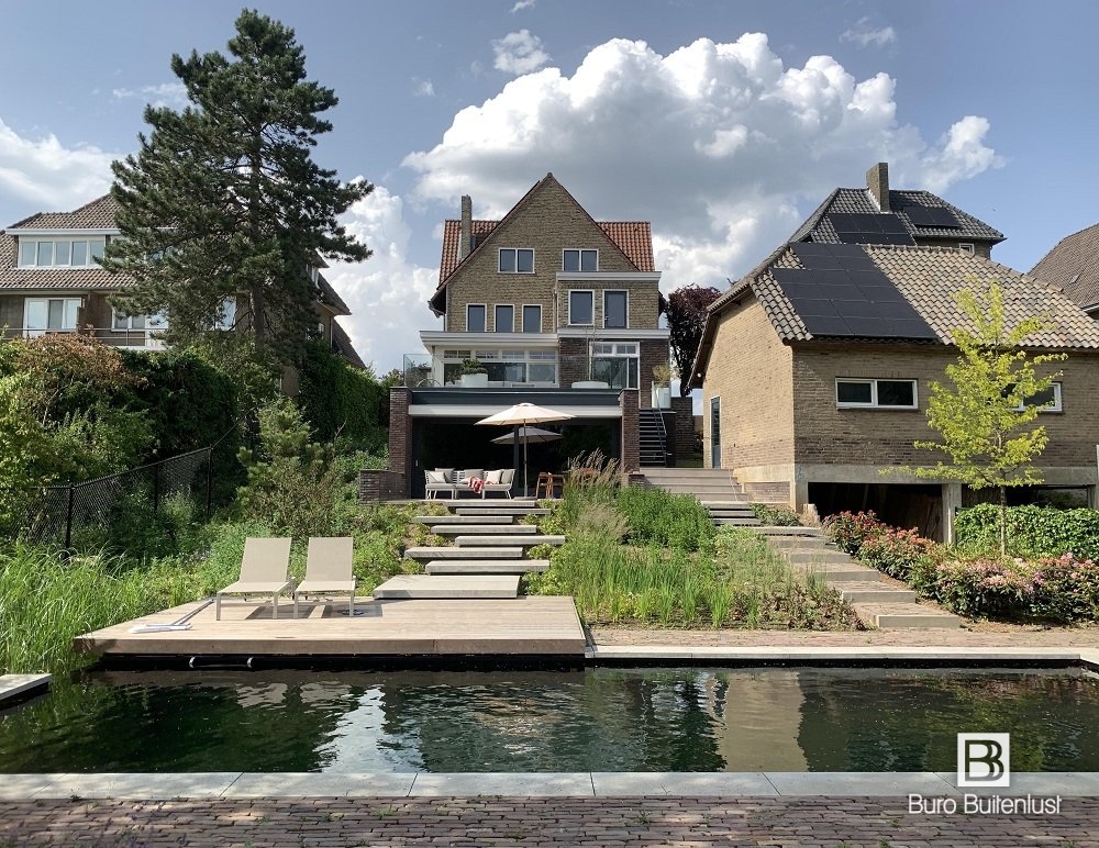 Zwemvijver bij klassieke villa Roermond