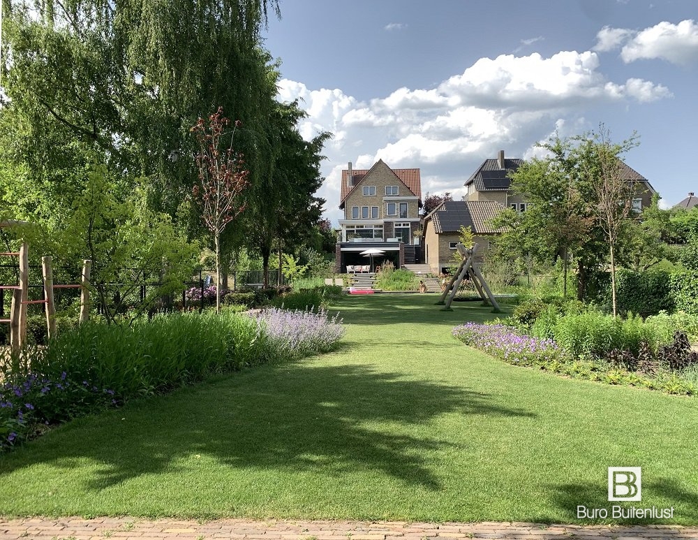 Landschappelijke tuin bij klassieke villa Roermond
