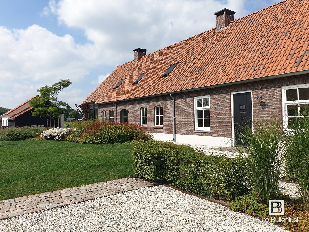 Landschappelijke tuin bij woonboerderij Noord Brabant