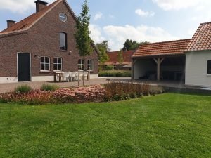 Terras landelijke tuin buitengebied Heeswijk-Dinther